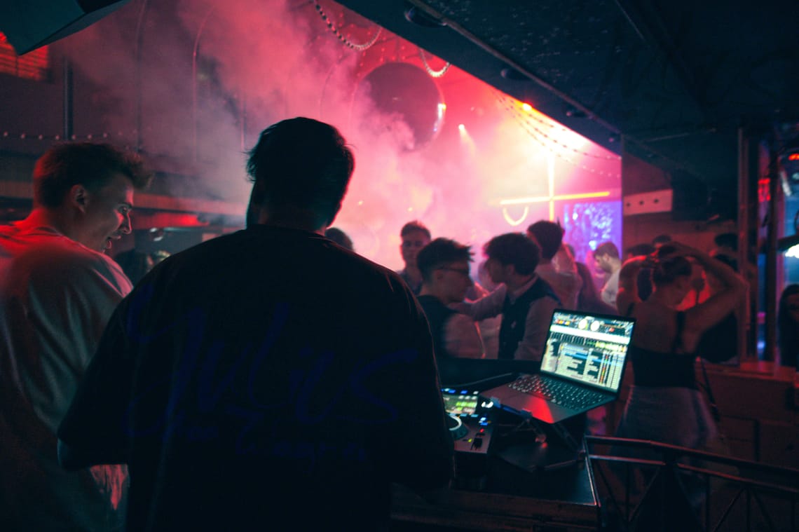 DJ mixhendry